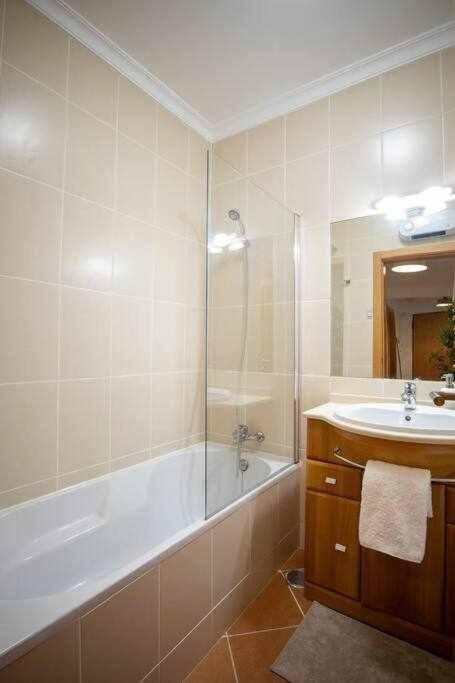 Modern 3Br Apt W/ Lg Terrace, Bbq, Ac & Parking 塔维拉 外观 照片