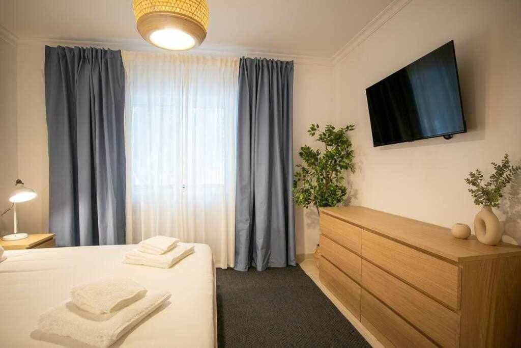 Modern 3Br Apt W/ Lg Terrace, Bbq, Ac & Parking 塔维拉 外观 照片