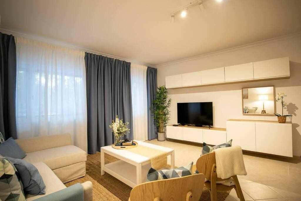Modern 3Br Apt W/ Lg Terrace, Bbq, Ac & Parking 塔维拉 外观 照片